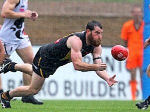 VFL: Werribee Tigers claw to victory over Roosters