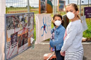 Banners ready as toxic blockade begins