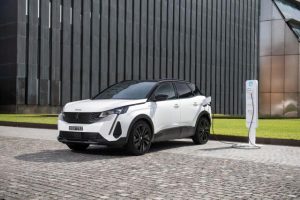 Hybrid Peugeot lifts the bar