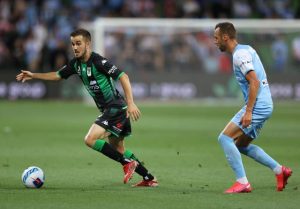 Lustica re-signs with United