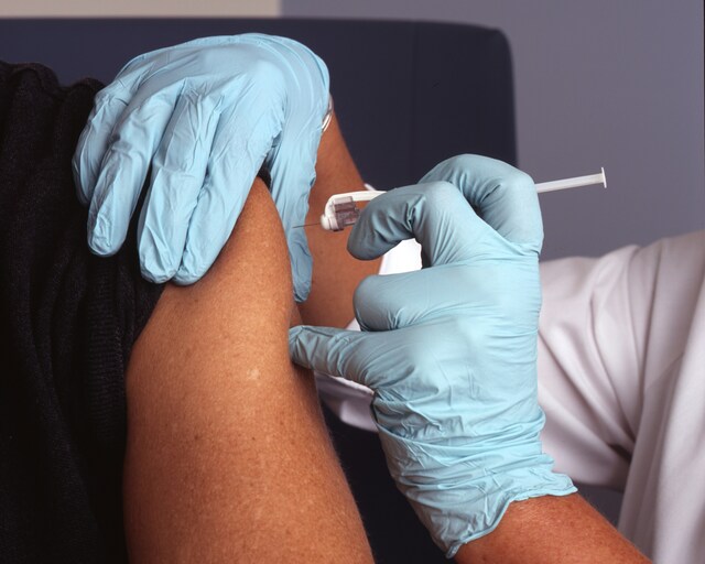 W miarę wzrostu liczby przypadków zachęcano rodziców do zamawiania bezpłatnej szczepionki przeciw grypie dla dzieci