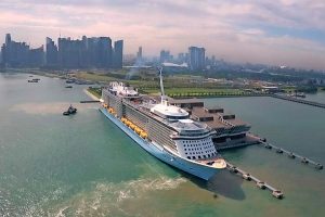 Biggest cruise ship to ever visit Australia too big for Victoria