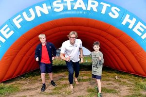 Gold medal star greets fun runners