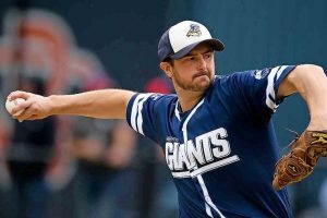 Werribee Giants pitch in for win